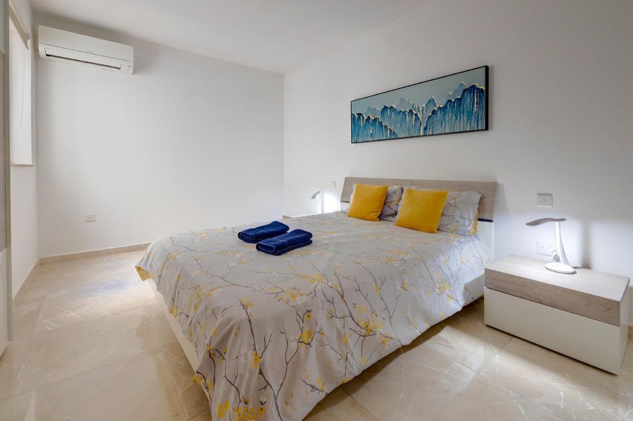 Deluxe Apartment Steps To St George'S Bay Saint Julian's Dış mekan fotoğraf