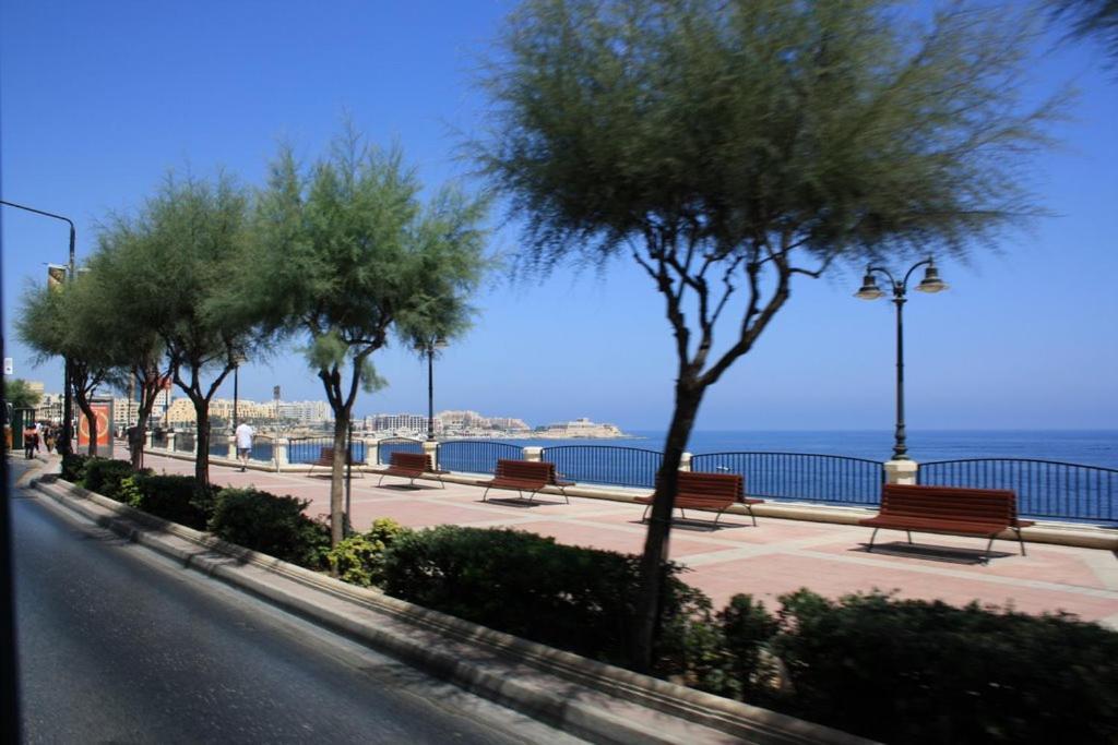 Deluxe Apartment Steps To St George'S Bay Saint Julian's Dış mekan fotoğraf