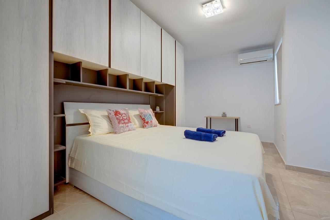 Deluxe Apartment Steps To St George'S Bay Saint Julian's Dış mekan fotoğraf
