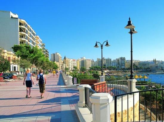 Deluxe Apartment Steps To St George'S Bay Saint Julian's Dış mekan fotoğraf