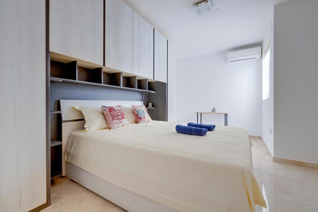 Deluxe Apartment Steps To St George'S Bay Saint Julian's Dış mekan fotoğraf